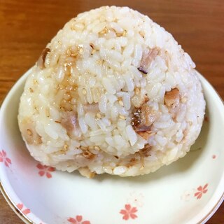 チャーシュー白ごまおにぎり